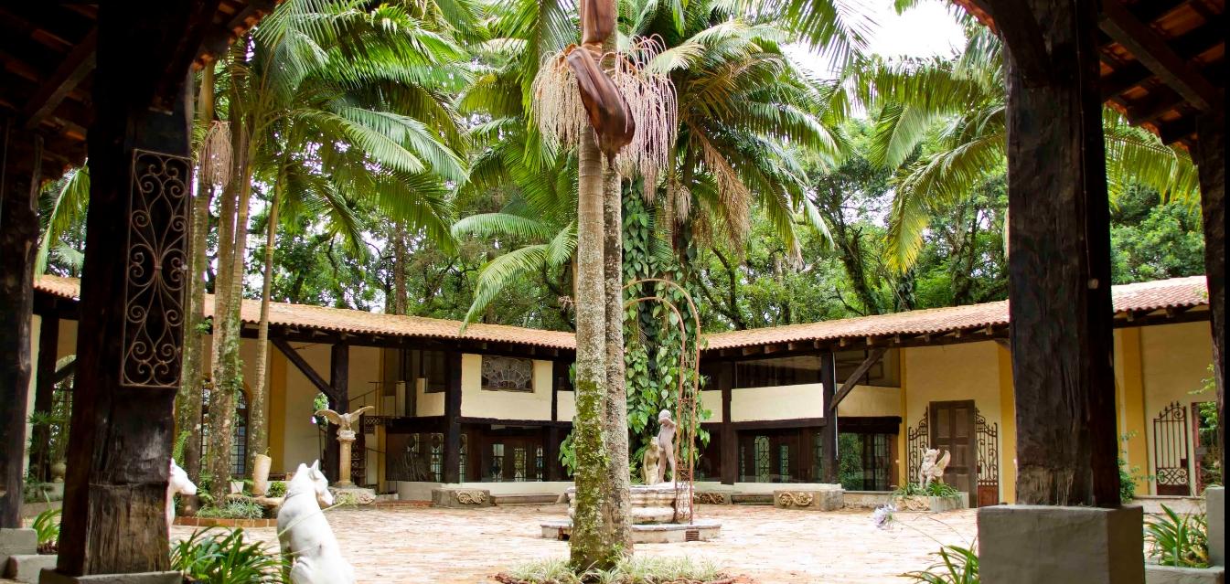 Fachada e detalhes arquitetônicos da Vila dos Portões